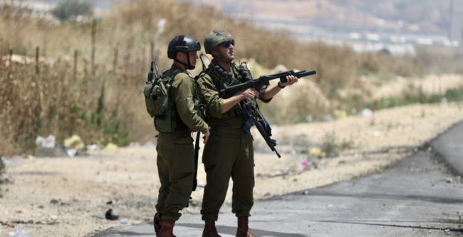 فيديو يوثق انتهاكات بحق أسرى فلسطينيين في أحد سجون الاحتلال.. ظهروا مقيدي الأيدي ومعصوبي الأعين