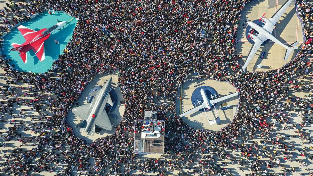 مهرجان "تكنوفيست" لتكنولوجيا الطيران والفضاء في إسطنبول 2023 حيث تظهر مقاتلات تركية الصنع وطائرات مسيرة أخرى من صناعة شركة بيكار/ AA