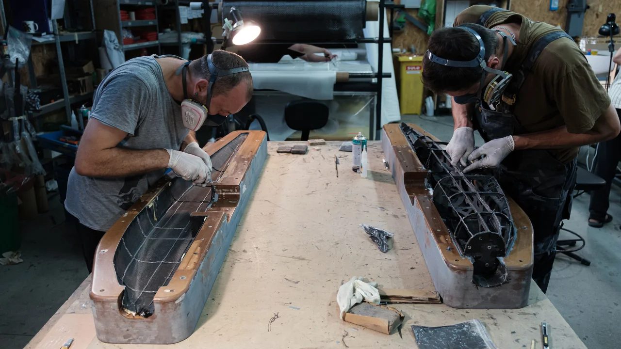 عمال في مصنع ينتج طائرات بدون طيار للقوات المسلحة الأوكرانية في 30 أغسطس 2023 في كييف، أوكرانيا/ Getty