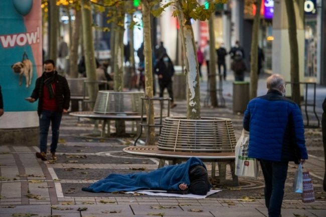 مليون مشرد ينامون في العراء يومياً! تقرير يكشف فشل أوروبا في توفير السكن للمواطنين بشكل متساوٍ