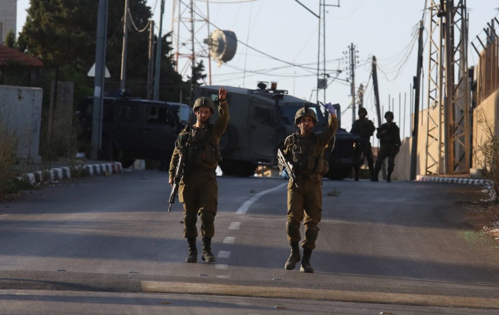 يقول فلسطينيون إن قوات الاحتلال وراء انتشار السلاح والجرائم في المجتمع العربي في إسرائيل - رويترز