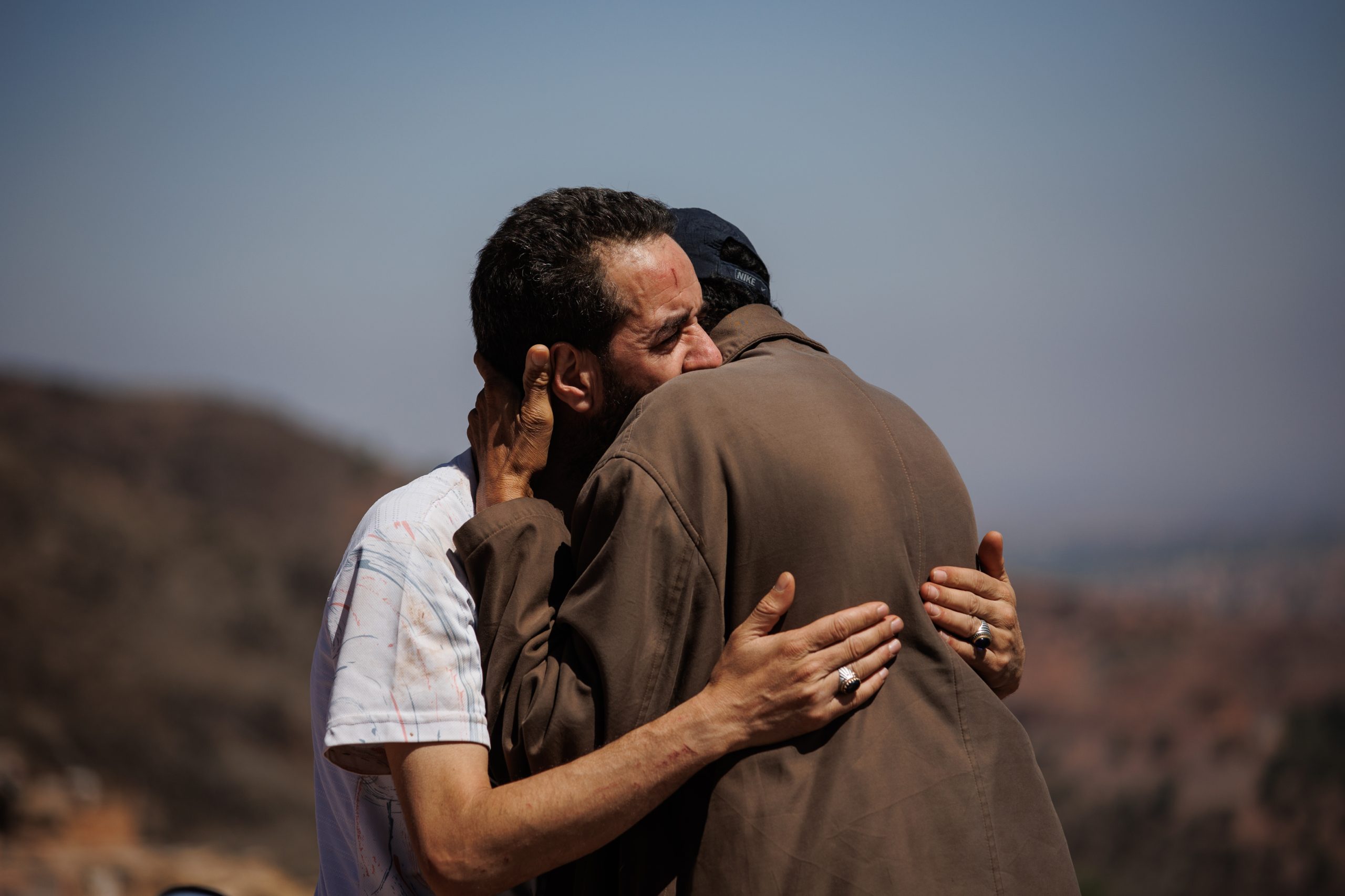 “تعرف الغرفة التي كان يجلس فيها”! قصة زوجة مغربية مكلومة تبحث عن زوجها تحت أنقاض منزلها دون جدوى