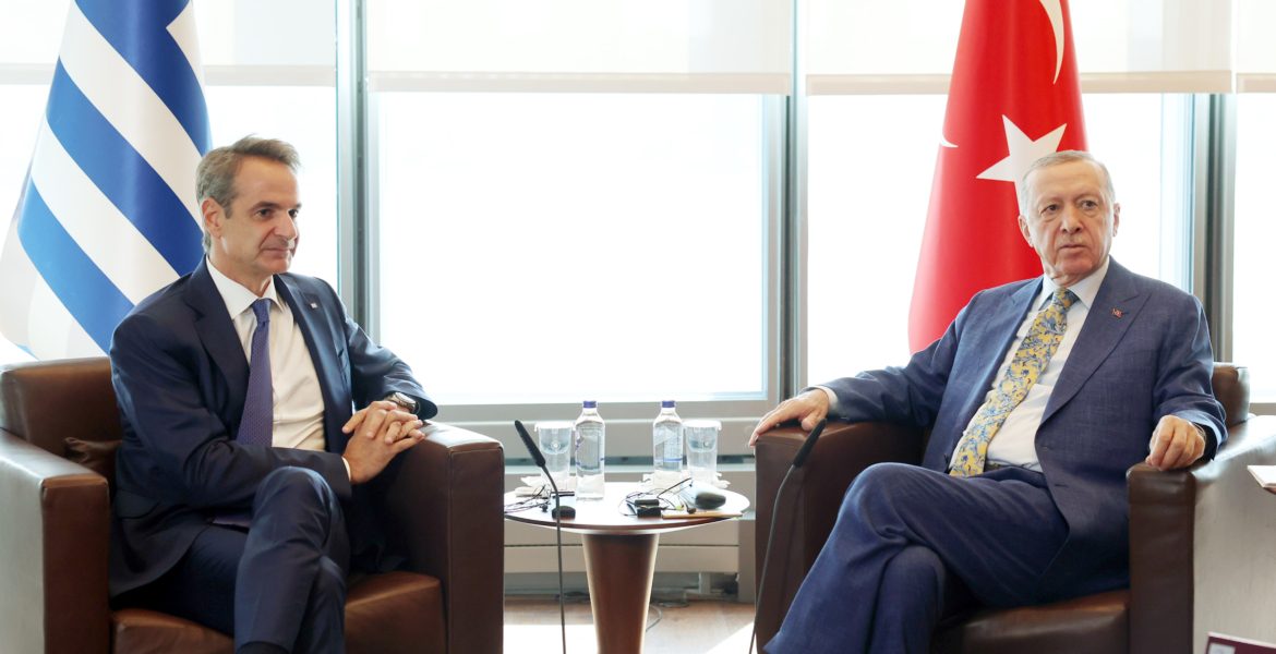 الرئيس التركي رجب طيب أردوغان، ورئيس الوزراء اليوناني كيرياكوس ميتسوتاكيس/الأناضول