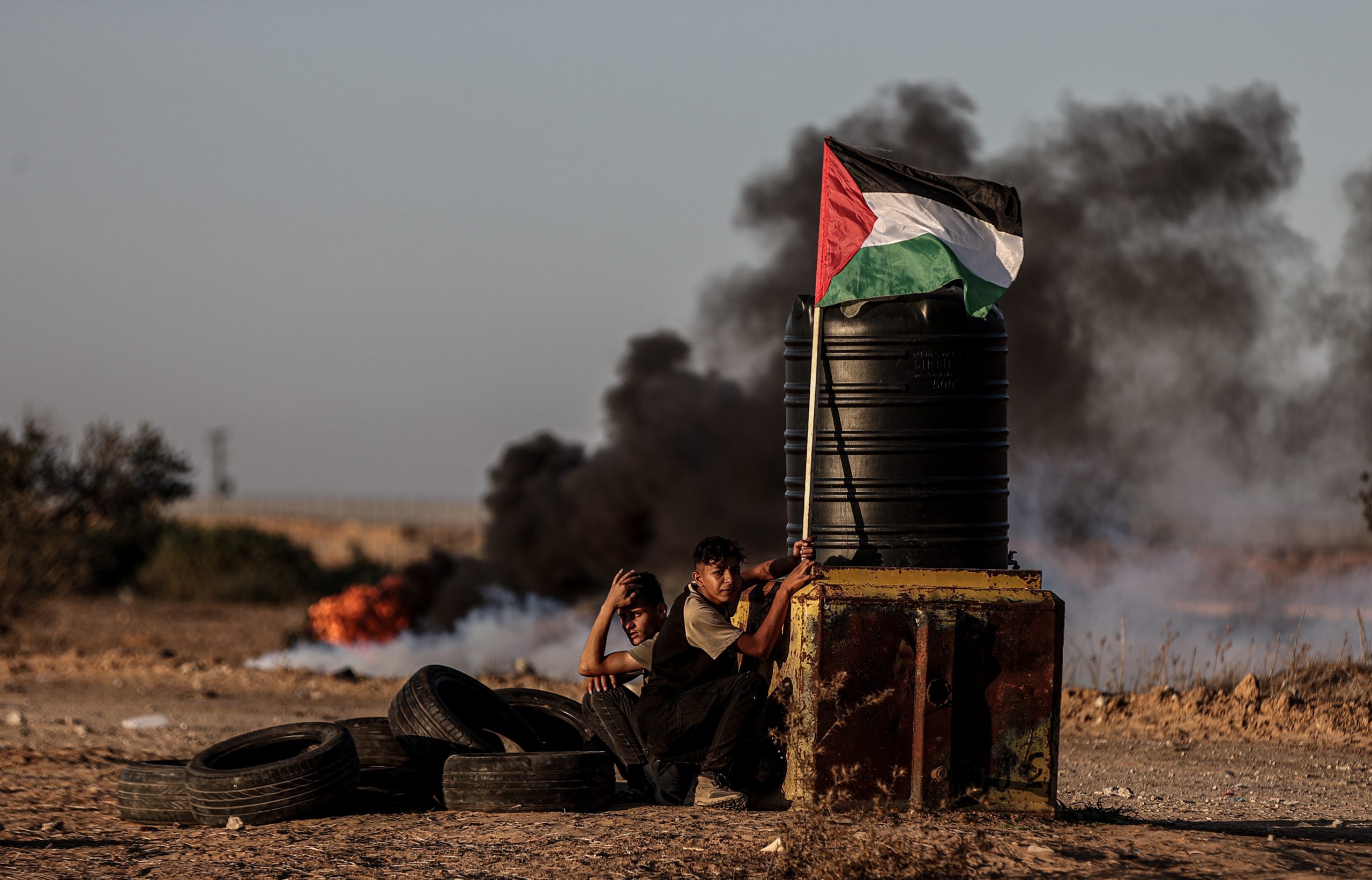 بجهود دولية شاركت بها قطر.. إسرائيل تعيد فتح معبر مع غزة، والفلسطينيون يوقفون الاحتجاجات على الحدود