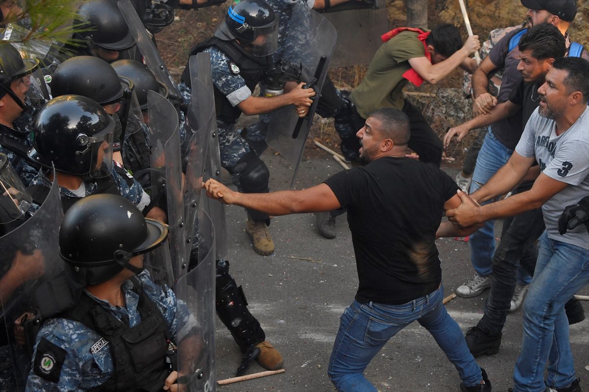 لبنانيون من أصل أرميني يهاجمون سفارة أذربيجان ببيروت.. استهدفوا قوات الأمن بقنابل مولوتوف وأصابوا عدداً منهم