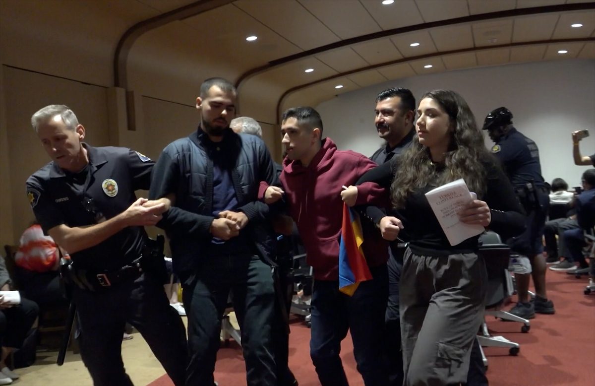 أرمن يعتدون على مشاركين في فعالية حول تركيا بأمريكا.. وأنقرة تعرب عن قلقها من تحول لغة الكراهية لأعمال عنف