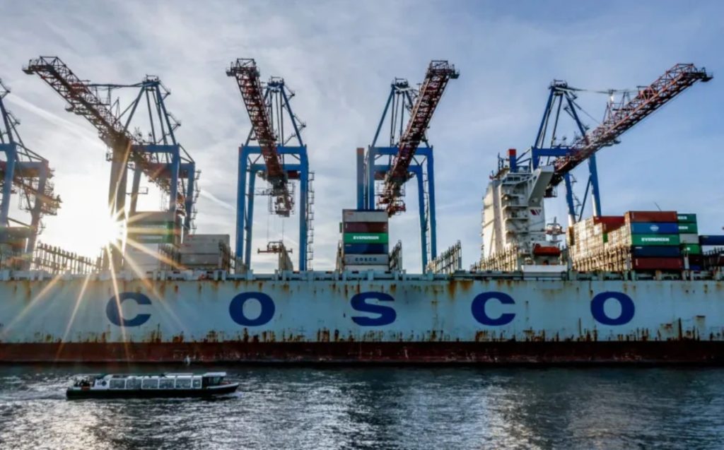 يتم تفريغ سفينة حاويات صينية في ميناء هامبورغ بألمانيا في 26 أكتوبر 2022/ Getty