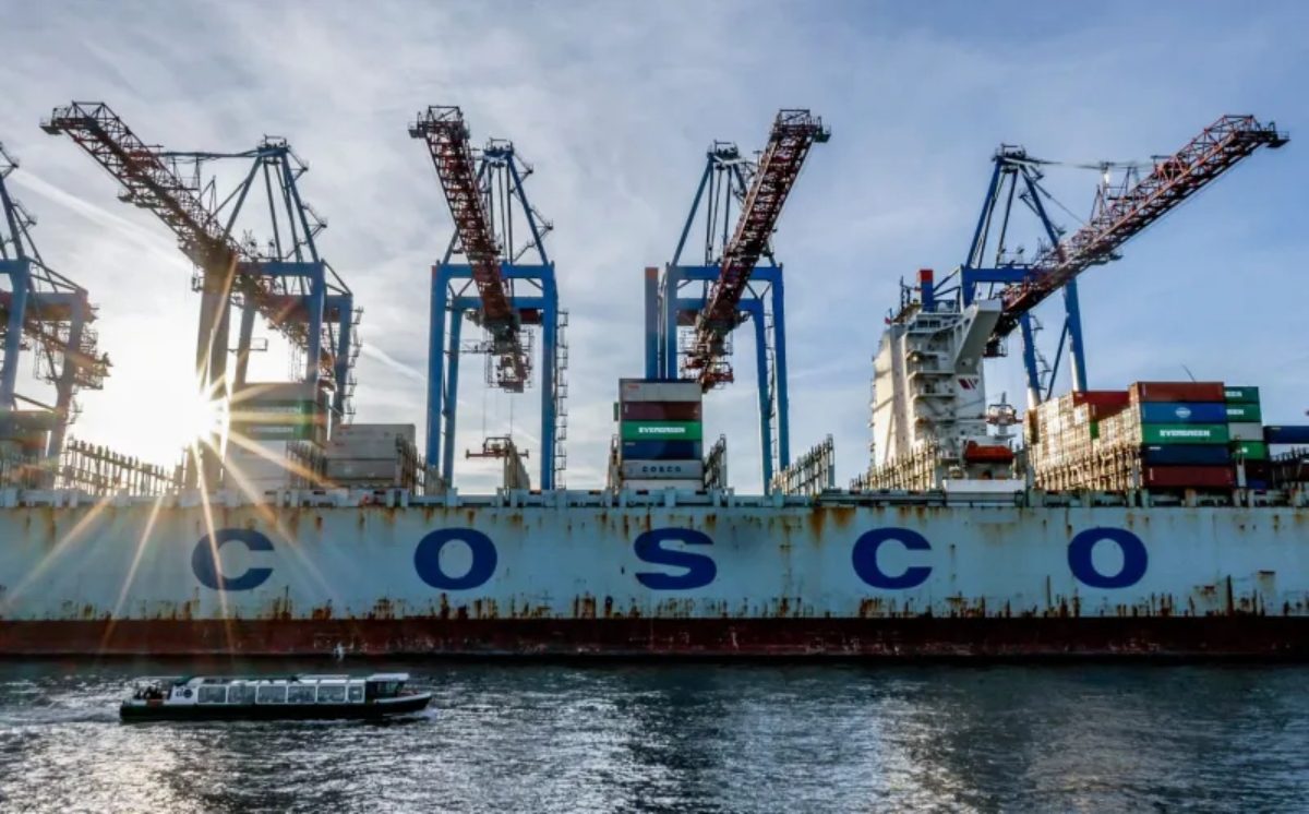 يتم تفريغ سفينة حاويات صينية في ميناء هامبورغ بألمانيا في 26 أكتوبر 2022/ Getty