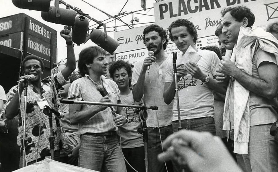 سقراط يلقي خطابه أمام مليوني مواطن برازيليّ للتنديد بحكم العسكر لبلاده/ أرشيفية. social Media