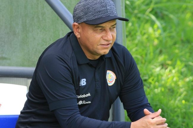 وقفوا دقيقة حداداً ثم أكملوا المباراة!.. وفاة مساعد مدرب كوستاريكا أثناء مواجهة الإمارات