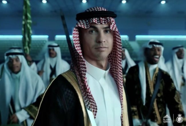 بالبشت والسيف.. كريستيانو رونالدو يحتفل باليوم الوطني السعودي (فيديو)