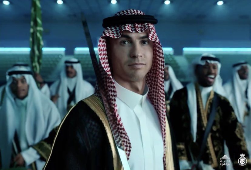 كريستيانو رونالدو بالبشت والشماغ - وسائل التواصل الاجتماعي