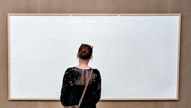 “خذ المال واهرب”! فنان دنماركي يواجه القضاء بسبب لوحتين فارغتين تلقى أموالاً من أجل رسمهما