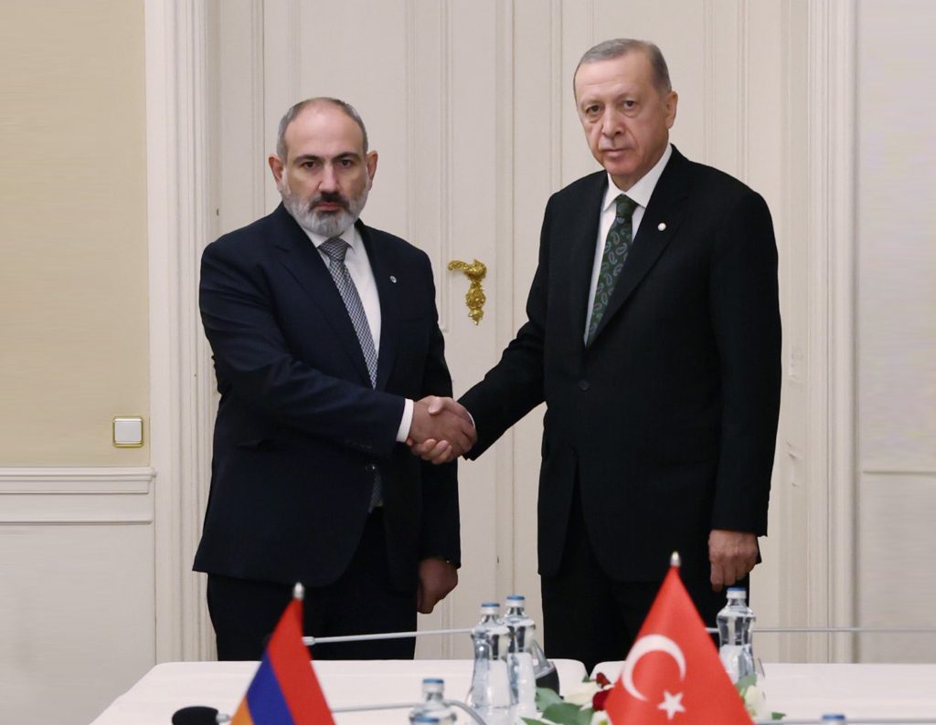 الرئيس التركي رجب طيب أردوغان ورئيس وزراء أرمينيا نيكول باشينيان في براغ 2022/ AA