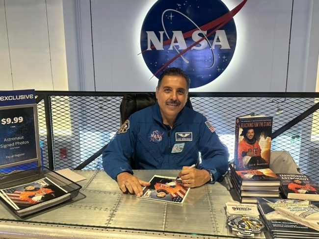 مهاجر ومزارع رفضته ناسا 11 مرة.. قصة رائد الفضاء المكسيكي “خوسيه هيرنانديز” بطل فيلم A Million Miles Away