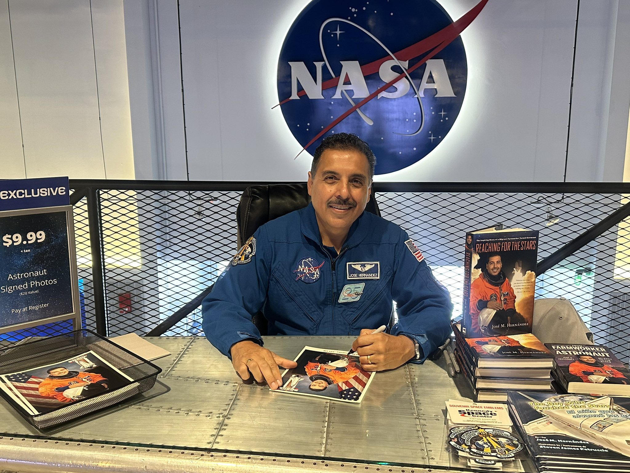 تويتر/ قصة رائد الفضاء خوسيه هيرنانديز