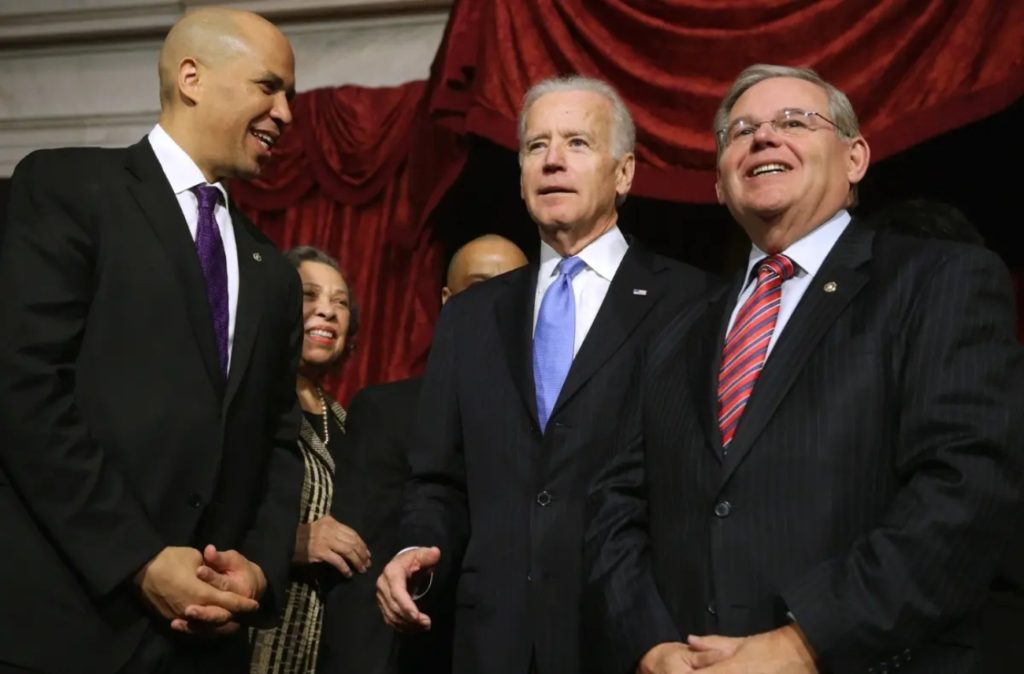 السيناتور الأمريكي البارز، بوب مينينديز إلى جانب الرئيس الأمريكي جو بايدن وأعضاء ديمقراطييين في الكونغرس الأمريكي، 2014/ Getty