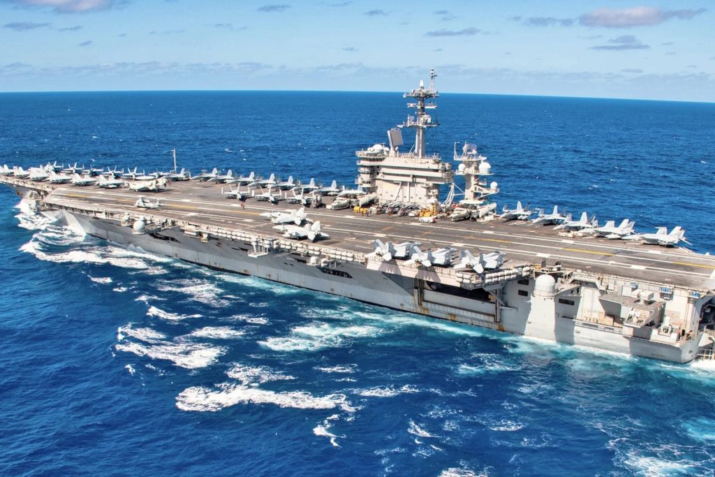 حاملة الطائرات الأمريكية يو إس إس ثيودور روزفلت تعبر المحيط الهادئ ٢٠٢٠/ Wikimedia Commons