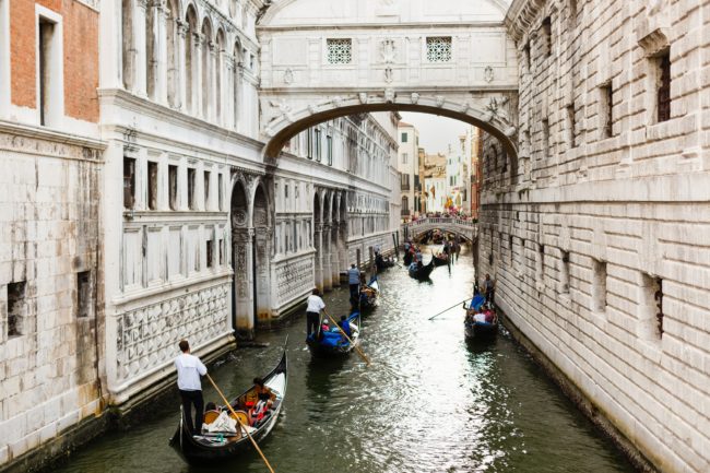 البندقية الإيطالية تفرض رسوماً عالية على دخول السياح! تدفق الزوار إليها بعد جائحة كورونا جعلها تتخذ القرار