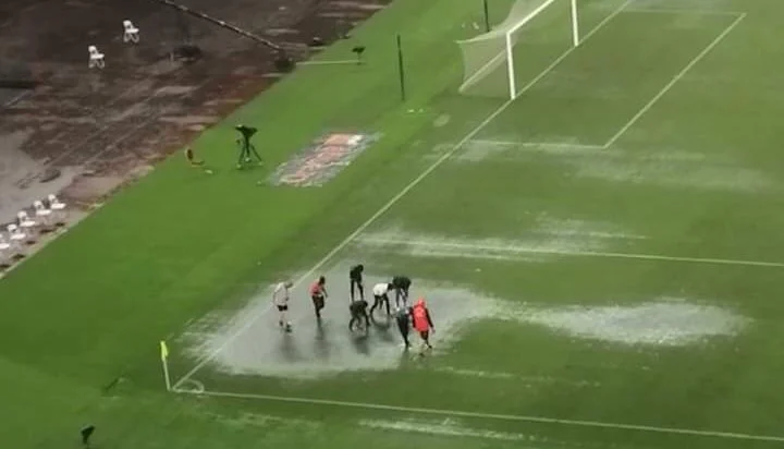 فيديو يوثق غرق ملعب المباراة النهائية بمياه الأمطار