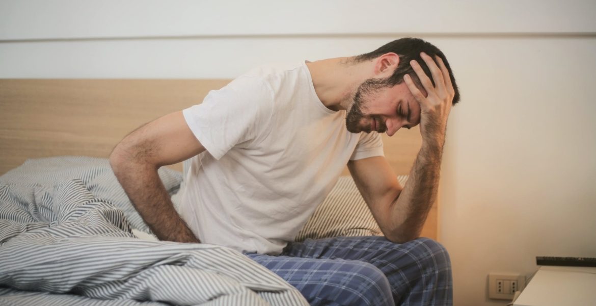 الألم في أسفل الظهر والحوض والفخذين من أبرز أعراضه/ Pexels
