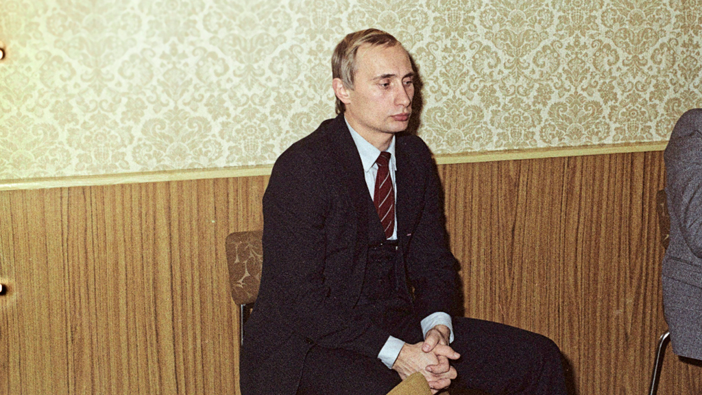 فلاديمير بوتين خلال عمله في جهاز الاستخبارات السوفييتي في مدينة درسدن عاصمة ولاية ساكسونيا في شرق ألمانيا/ Stasi Archive