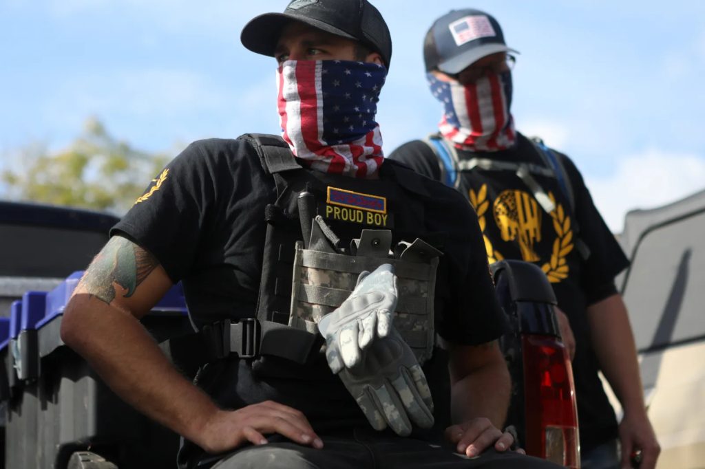 أعضاء جماعة Proud Boys اليمينية المتطرفة في تجمع حاشد في بورتلاند، أوريغون، سبتمبر 2020/ رويترز