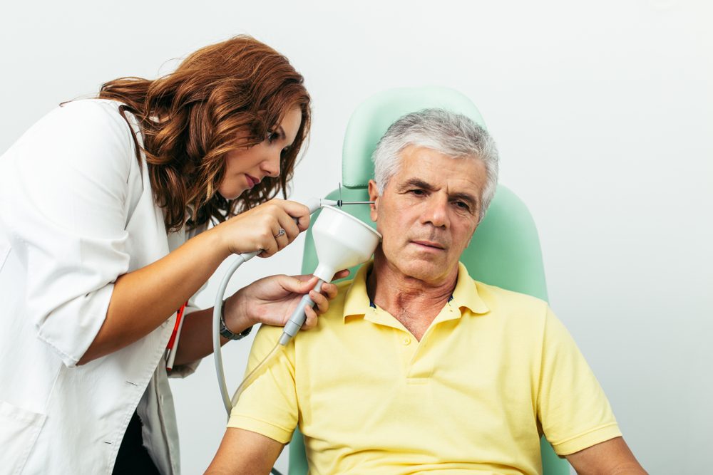 إزالة شمع الأذن بطريقة طبية| shutterstock