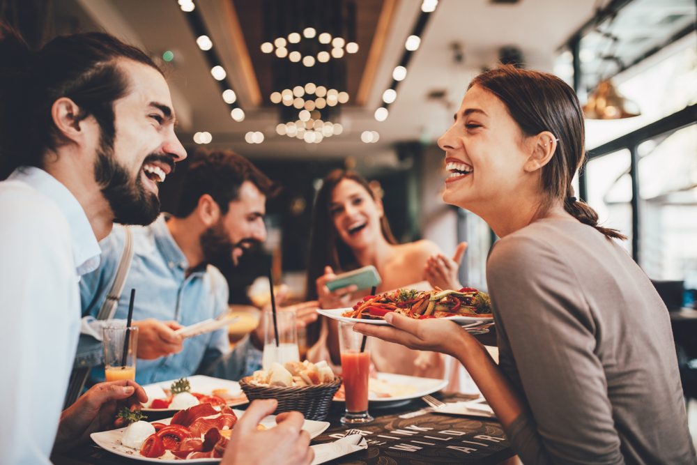 امضغوا الطعام جيداً، من شأن ذلك أن يساعد في علاج عسر الهضم/ Shutterstock