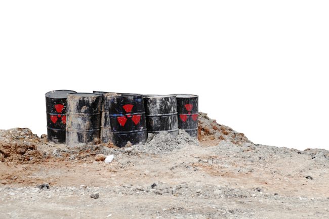 تربية القطط المشعة، ونسج أساطير رعب حول تلك الأماكن.. كيف نحذر الناس من خطر مواقع النفايات النووية المدفونة؟