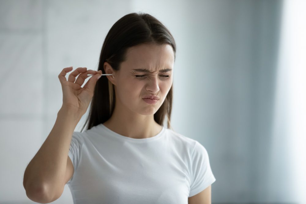 محاولة إزالة شمع الأذن| shutterstock