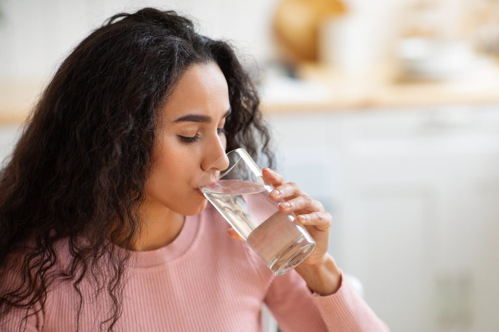 شرب المياه ضروري جداً خلال موجة الحر/ Shutterstock