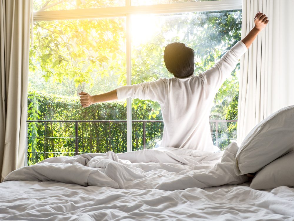 لا تعد للنوم بعد الاستيقاظ| shutterstock