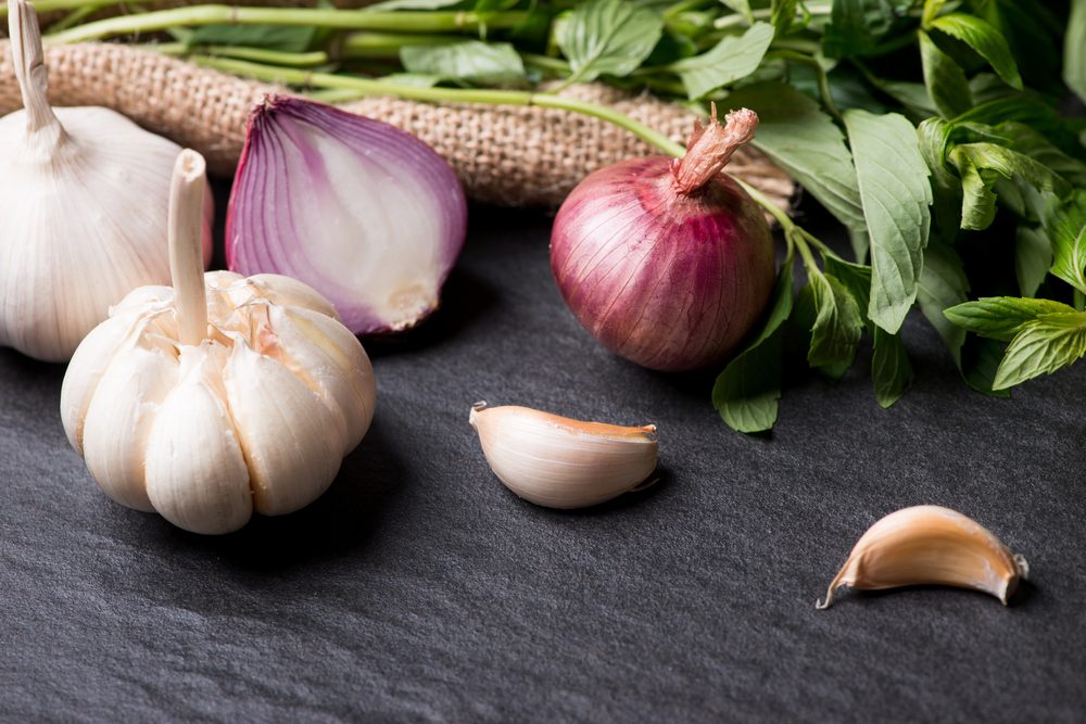 الثوم والبصل للشعر| shutterstock