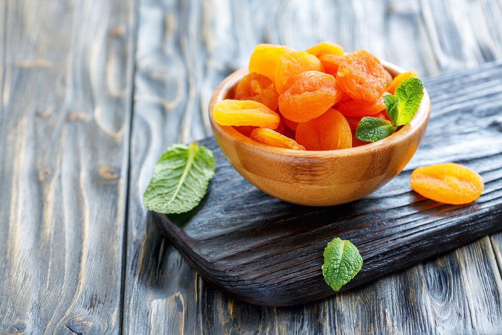 السعرات الحرارية في المشمش المجفف أكثر من المشمش الطبيعي، لكنها تبقى منخفضة/ Shutterstock
