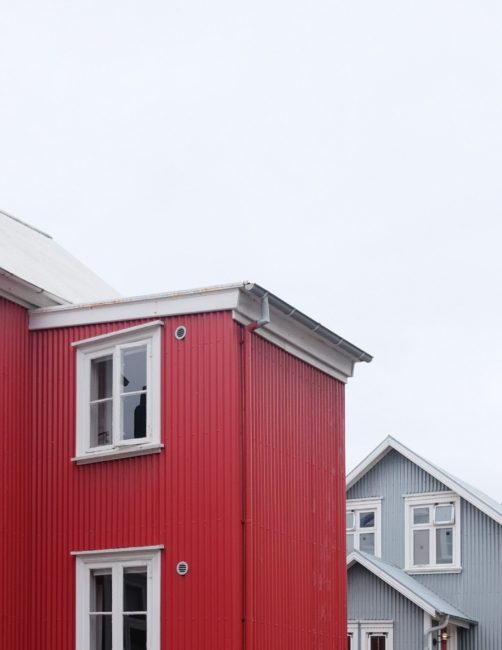 فيديو يحبس الأنفاس لفتاة معلّقة من عنقها على نافذة شقة بالطابق الخامس.. جيرانها تمكنوا من إنقاذها