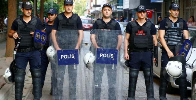 السلطات التركية تعتقل رؤساء حركة عنصرية تحرض ضد اللاجئين.. اتهمتهم بتحريض الشعب على الكراهية