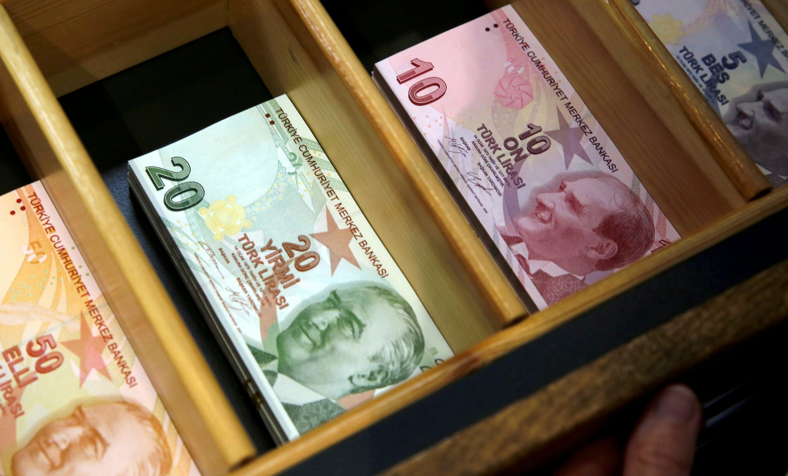 الأوراق النقدية بالليرة التركية / رويترز