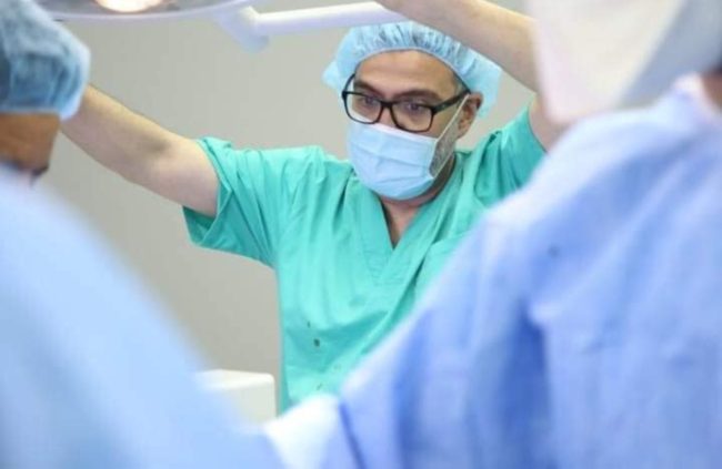 مؤسس أول منهاج عربي في طب النزاعات والشاهد الأول على معاناة غزة.. من هو “جرّاح الحروب” غسان أبو ستة؟