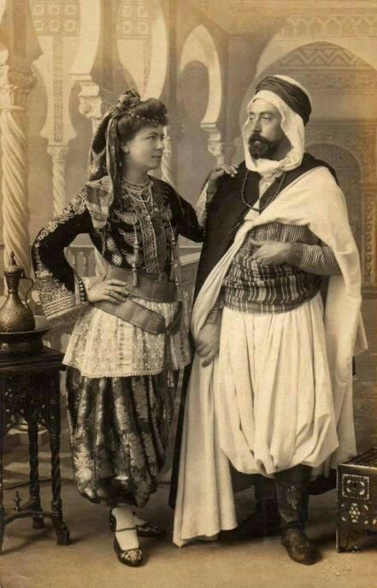 رجل وإمرأة بلباس العاصمة الجزائرية التقليدي/ Wikipedia