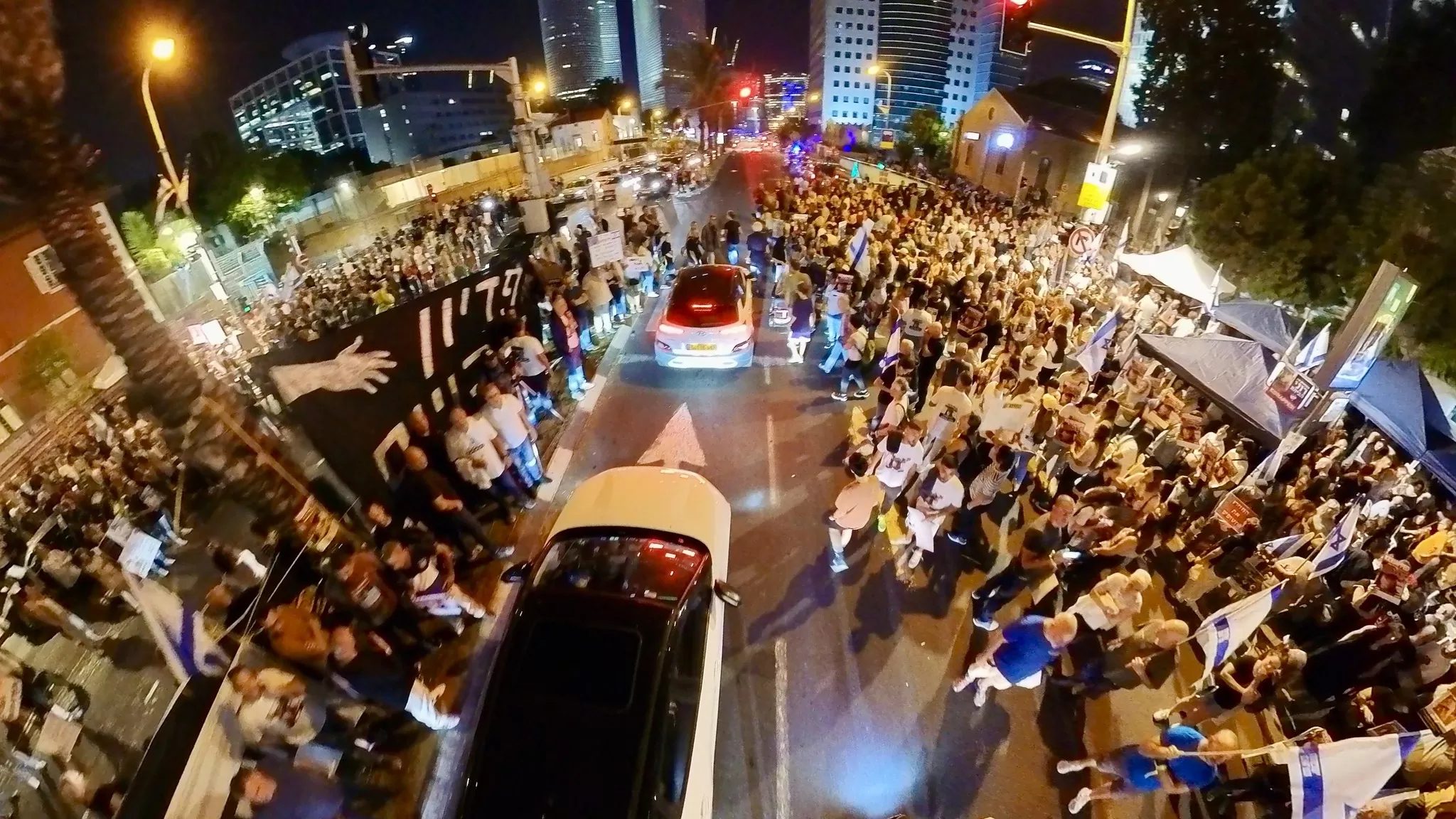 عائلات الأسرى الإسرائيليين يتظاهرون في تل أبيب/ رويترز