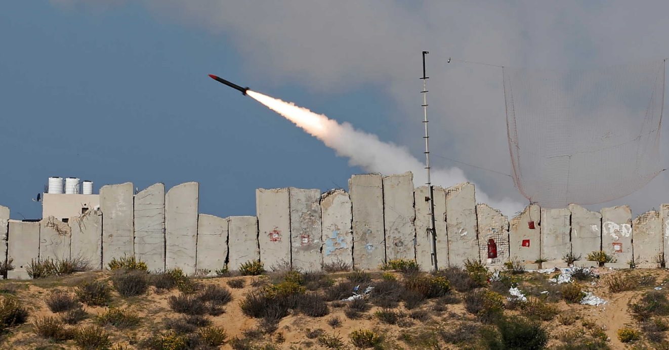 مقذوف ثانٍ يستهدف الأراضي المصرية.. فيديوهات توثق سقوطه بمدينة نويبع، والسلطات تجمع معلومات