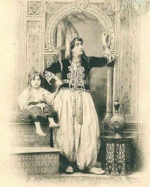 تطريزه يحتاج لشهور وقد يصل سعر القطعة إلى 10 آلاف دولار.. “الكاراكو”، لباس الجزائريات التقليدي