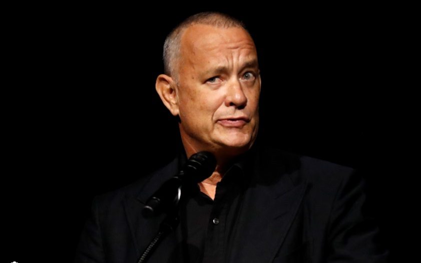 الذكاء الاصطناعي “يسرق” وجه توم هانكس! الممثل الأمريكي حذر معجبيه من إعلان لعلاج الأسنان