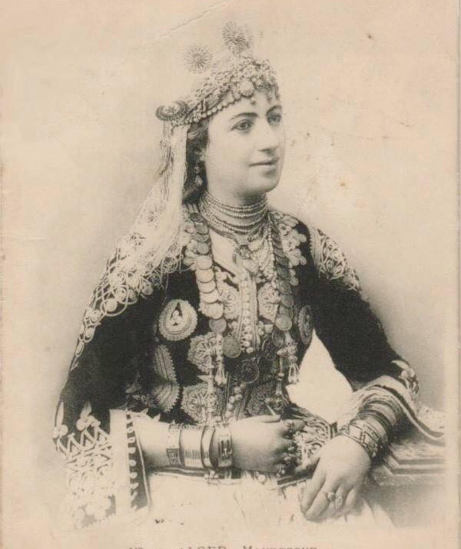 امرأة من العام 1890 بكراكو جزائري/ Wikipedia