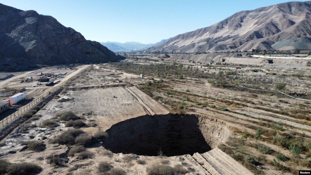 حفرة ضخمة تثير مخاوف في المغرب بعد الزلزال.. ظهرت فجأة بإحدى القرى وعمقها 60 متراً (فيديو)