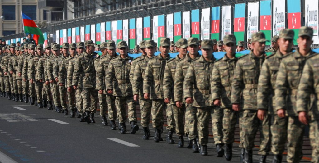 قوات أذربيجانية تشارك في موكب بمناسبة ذكرى انتهاء الصراع العسكري الذي وقع عام 2020 حول منطقة ناغورنو كاراباخ الانفصالية في باكو عاصمة أذربيجان في 8 نوفمبر/تشرين 2021-رويترز