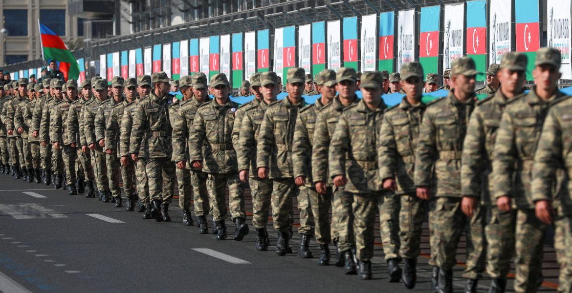 قوات أذربيجانية تشارك في موكب بمناسبة ذكرى انتهاء الصراع العسكري الذي وقع عام 2020 حول منطقة ناغورنو كاراباخ الانفصالية في باكو عاصمة أذربيجان في 8 نوفمبر/تشرين 2021-رويترز