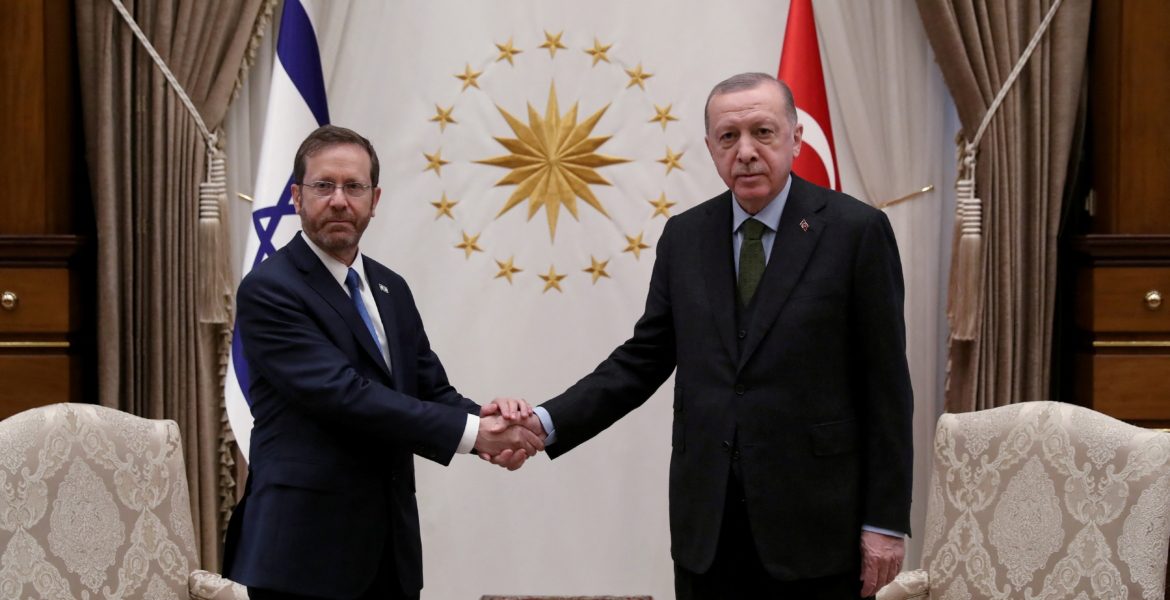 بلومبرغ: تركيا تعلق خطط التعاون مع إسرائيل بمجال الطاقة وتلغي زيارة وزيرها إلى تل أبيب