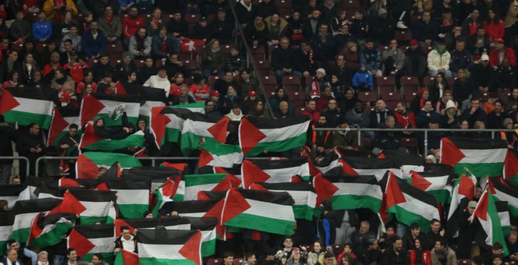 أعلام فلسطين في الملاعب الأوروبية - رويترز